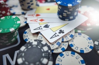 sule live-dealer card table with real dealer and community cards